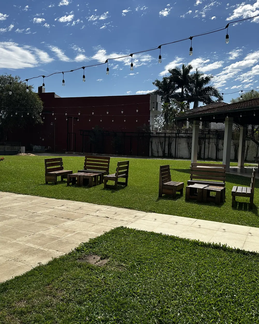 Patio con mesas y luces colgantes en La Casona Lafuente
