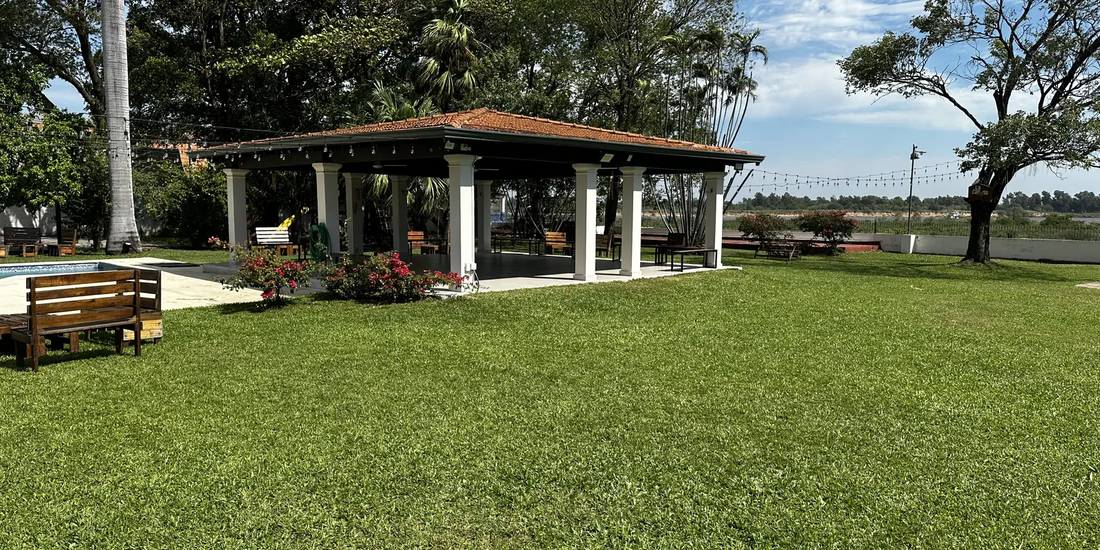 El quincho de La Casona Lafuente con el río Paraguay al fondo